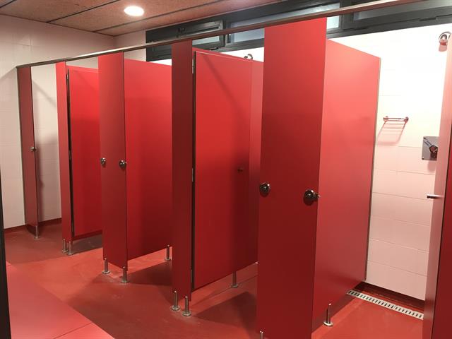 Cabines de dutxa vermelles en perspectiva