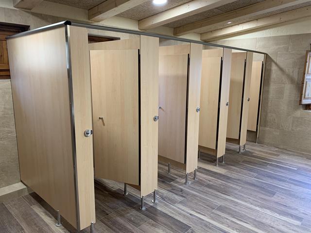 Cabines de WC acabat fusta